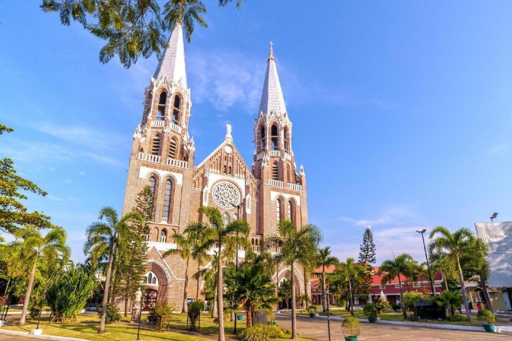 Sanctuary Hotel Yangon Luaran gambar